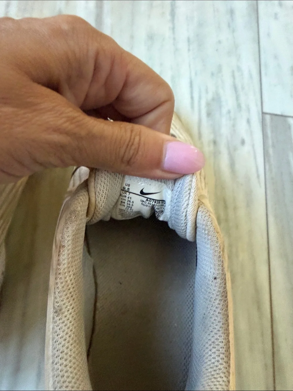 Nike Beige Lace-Up Athletic softball 🥎 cleats women size 9 1/2